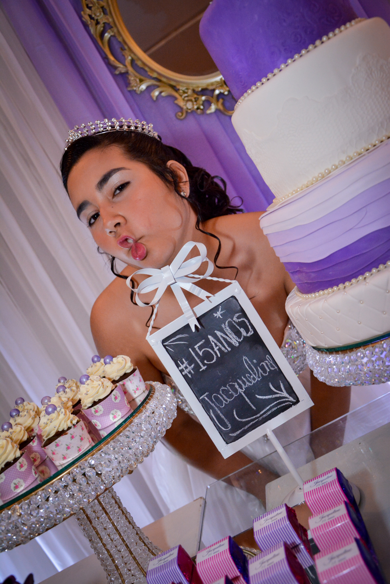 a aniversariante de 15 anos é fotografada na mesa de doces no Espaço Felicittá, Osasco, São Paulo