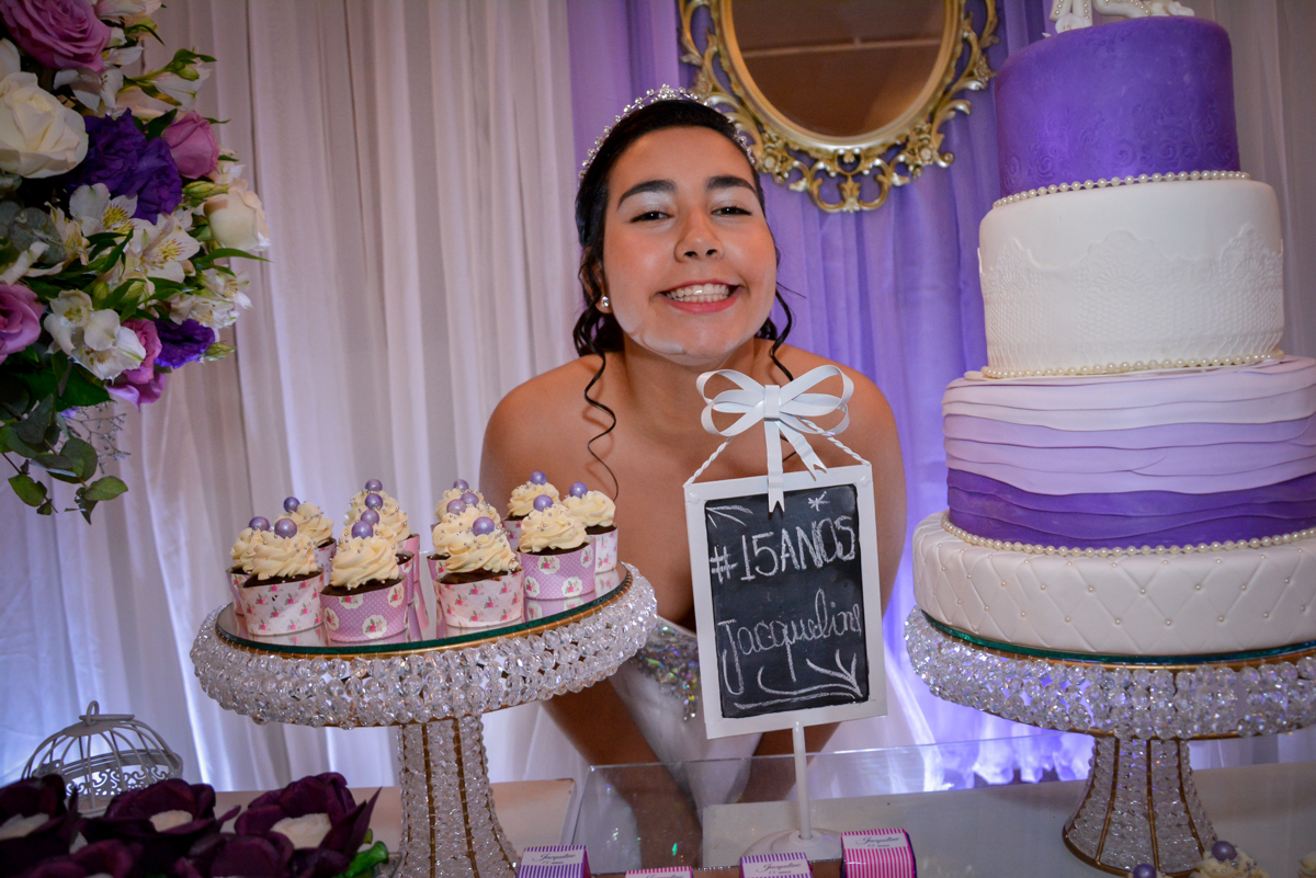 foto da aniversariante de 15 anos na mesa do bolo no Espaço Felicittá, Osasco, São Paulo