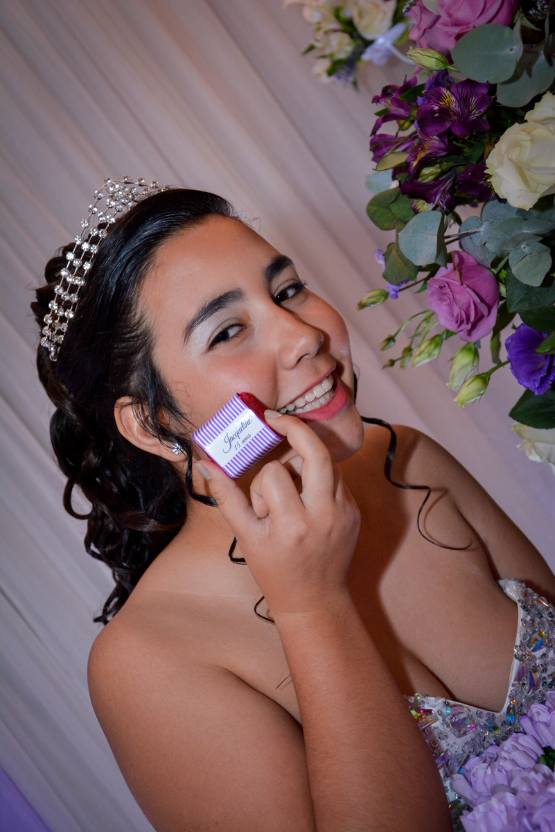 pose para foto da aniversariante de 15 anos com docinho na mão no Espaço Felicittá, Osasco, São Paulo
