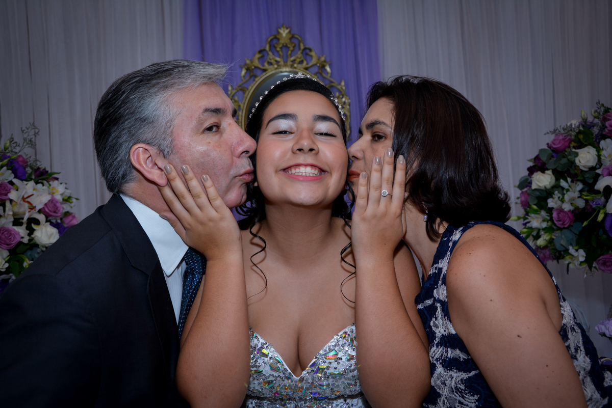 aniversariante de 15 anos ganha beijinho sanduiche das amigas no Espaço Felicittá, Osasco, São Paulo