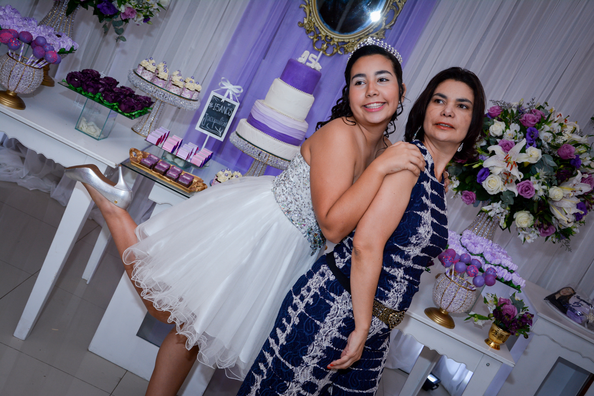 foto da aniversariante de 15 anos com sua mãe em frente a  mesa do bolo no Espaço Felicittá, Osasco, São Paulo
