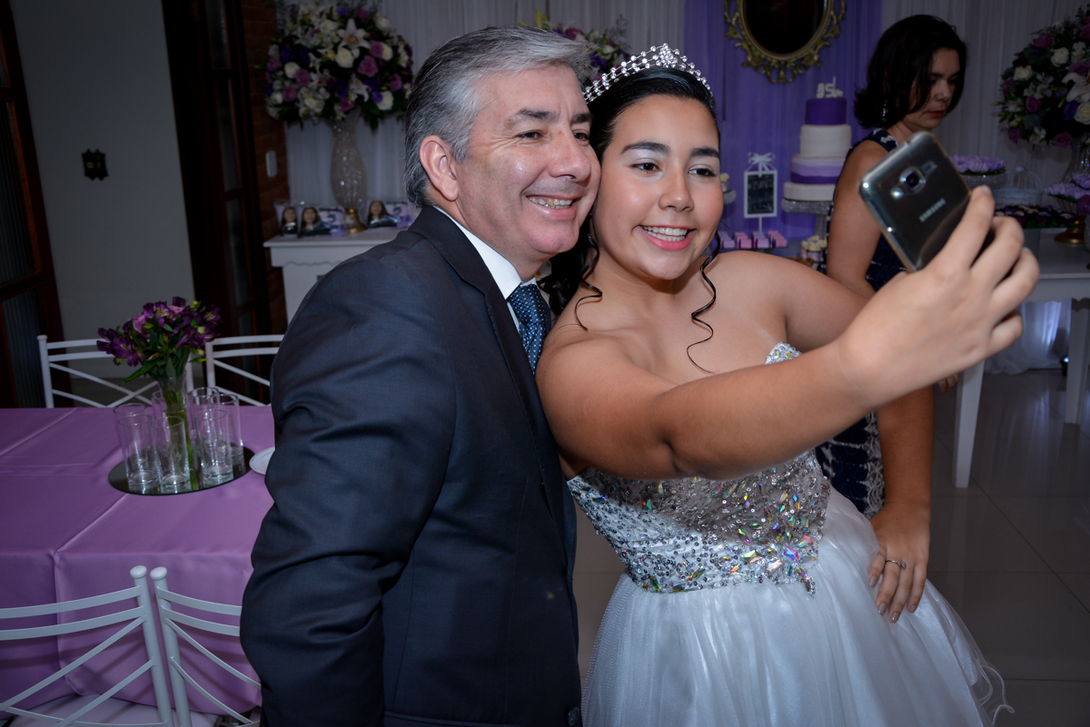self da aniversariante de 15 anos com seu pai no Espaço Felicittá, Osasco, São Paulo