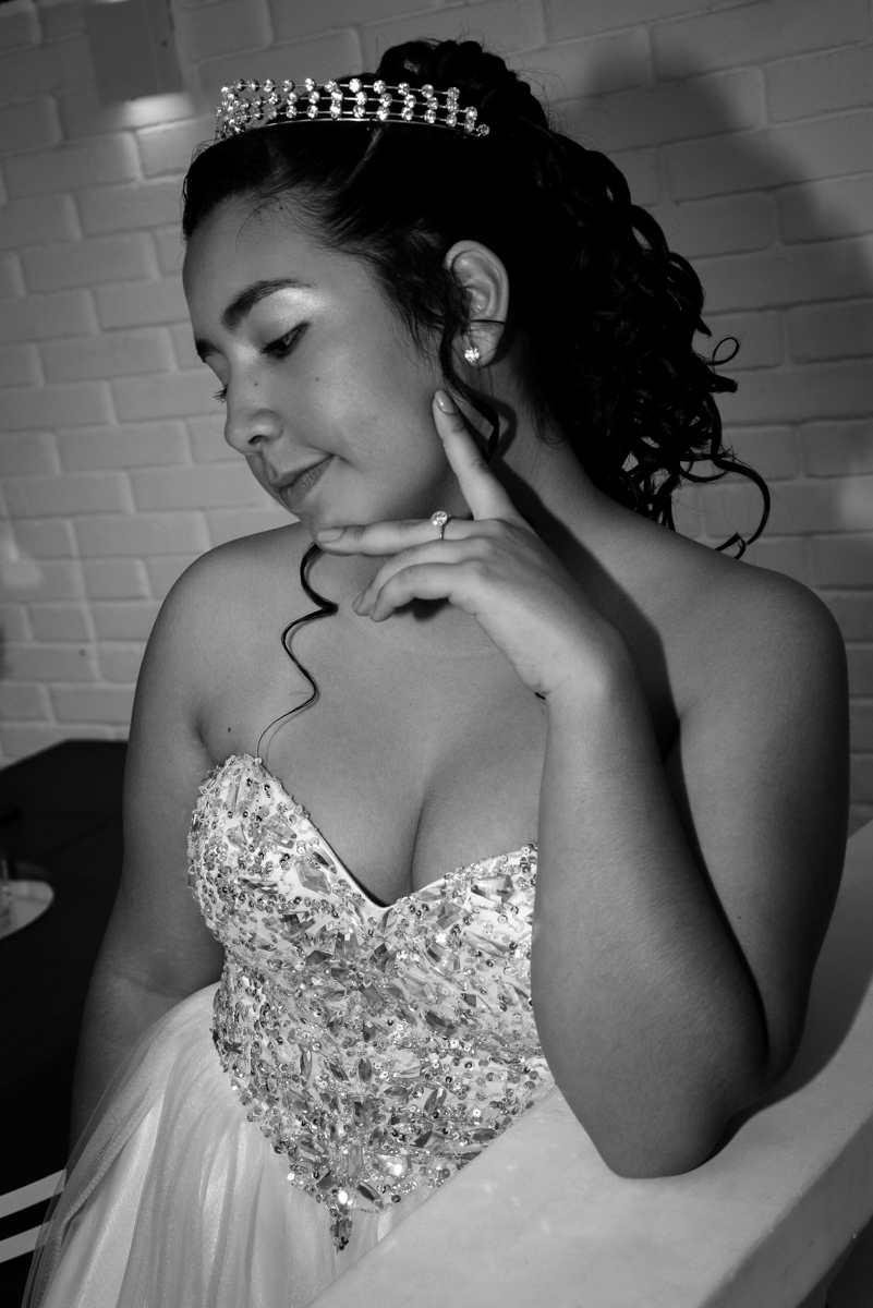 aniversariante de 15 anos faz pose de princesa no Espaço Felicittá, Osasco, São Paulo