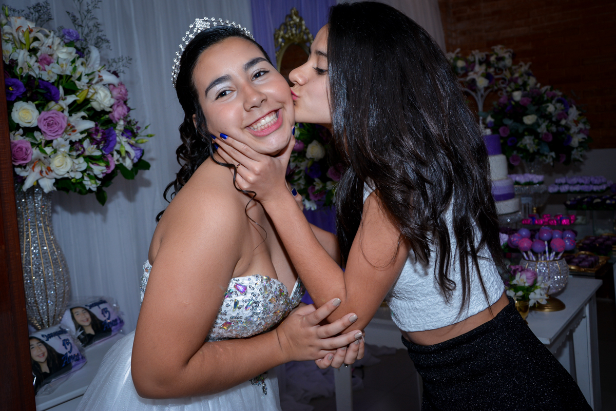 recebendo as amigas para a sua festa de 15 anos no Espaço Felicittá, Osasco, São Paulo