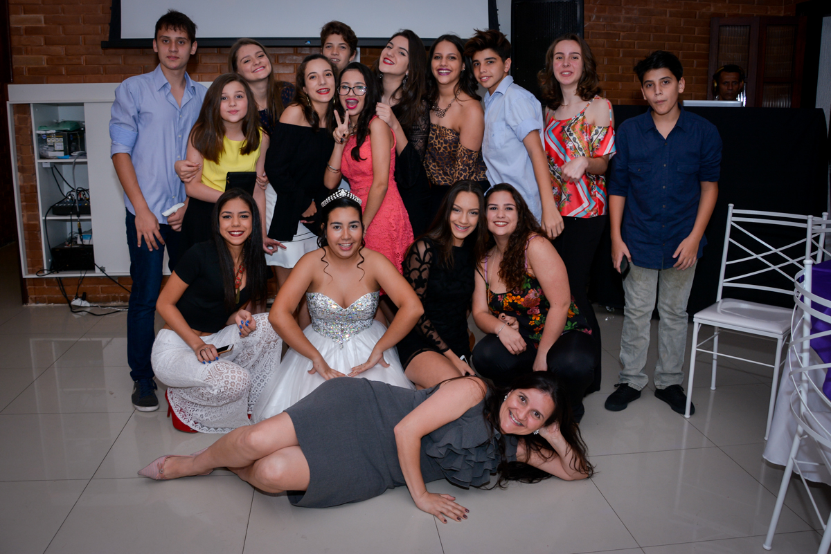 foto tradicional de festa de 15 anos da aniversariante com todos os amigos no Espaço Felicittá, Osasco, São Paulo
