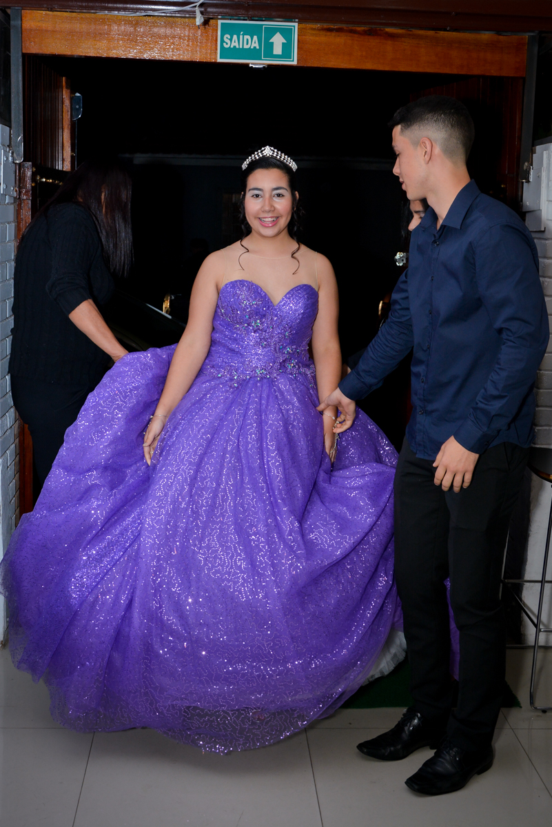 entra no salão a aniversariante de 15 anos vestida de princesa no Espaço Felicittá, Osasco, São Paulo