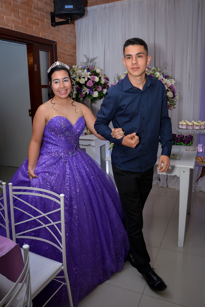 levada pelo irmão a aniversariante de 15 anos para dançar com seu pai no Espaço Felicittá, Osasco, São Paulo