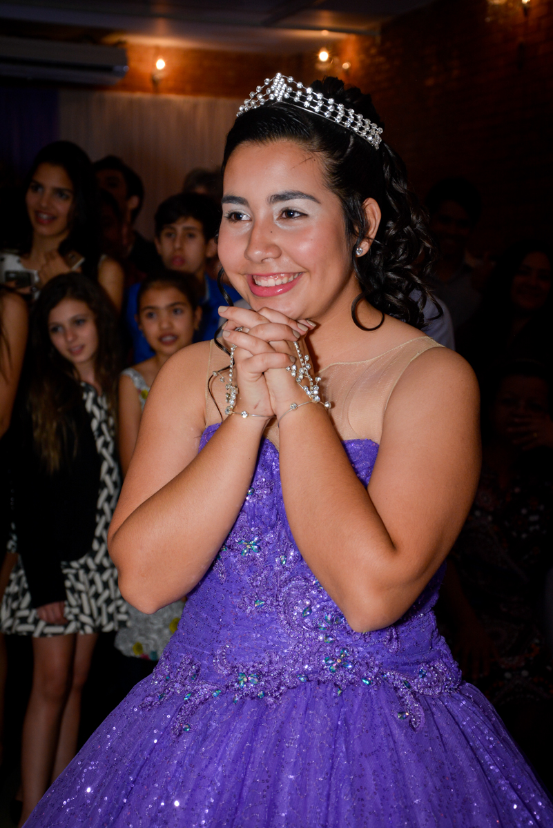 emoção da aniversariante ao ser homenageada pelas as amigas no Espaço Felicittá, Osasco, São Paulo