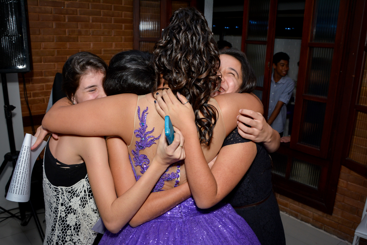 abraço apertado das amigas no Espaço Felicittá, Osasco, São Paulo