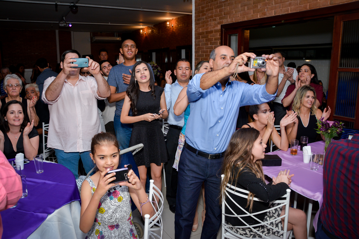 todos querem tirar uma foto na hora do parabéns na festa de 15 anos no Espaço Felicittá, Osasco, São Paulo