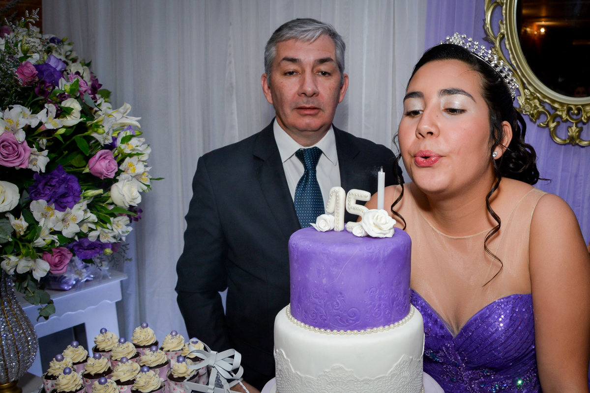 soprando a velinha do bolo de 15 anos no Espaço Felicittá, Osasco, São Paulo