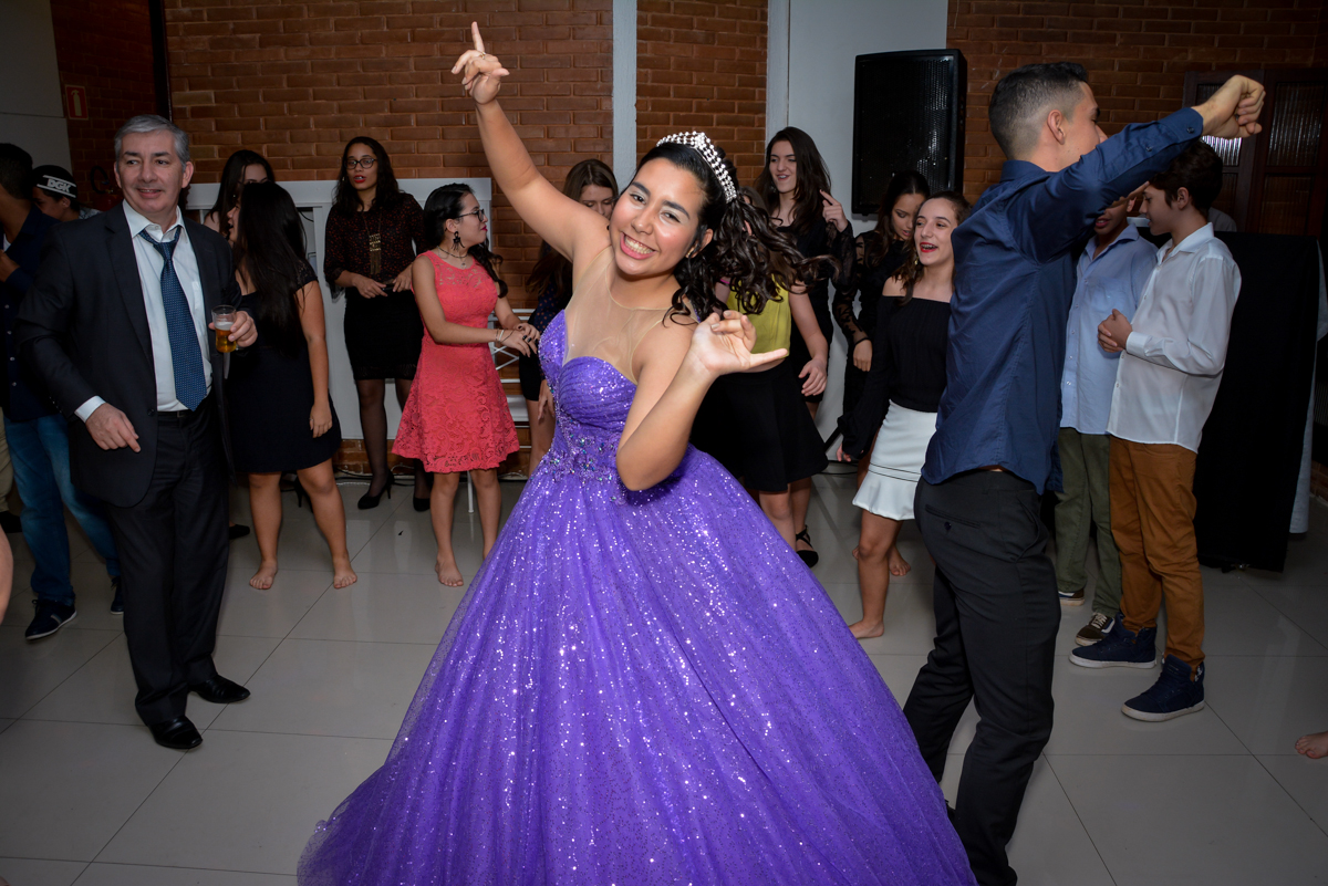 alegria toma conta da menina moça que está completando 15 anos no Espaço Felicittá, Osasco, São Paulo