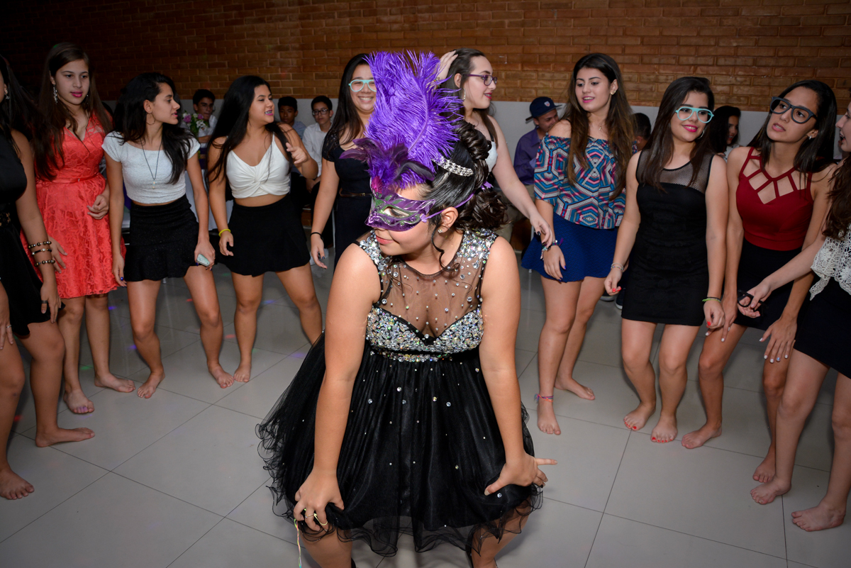 a balada está muito animada na festa de 15 anos no Espaço Felicittá, Osasco, São Paulo
