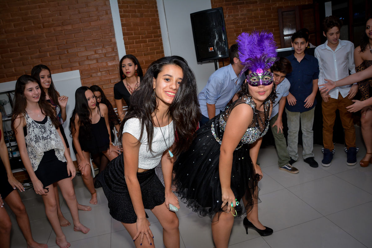 todos dançam na balada animados com a aniversariante de 15 anos no Espaço Felicittá, Osasco, São Paulo
