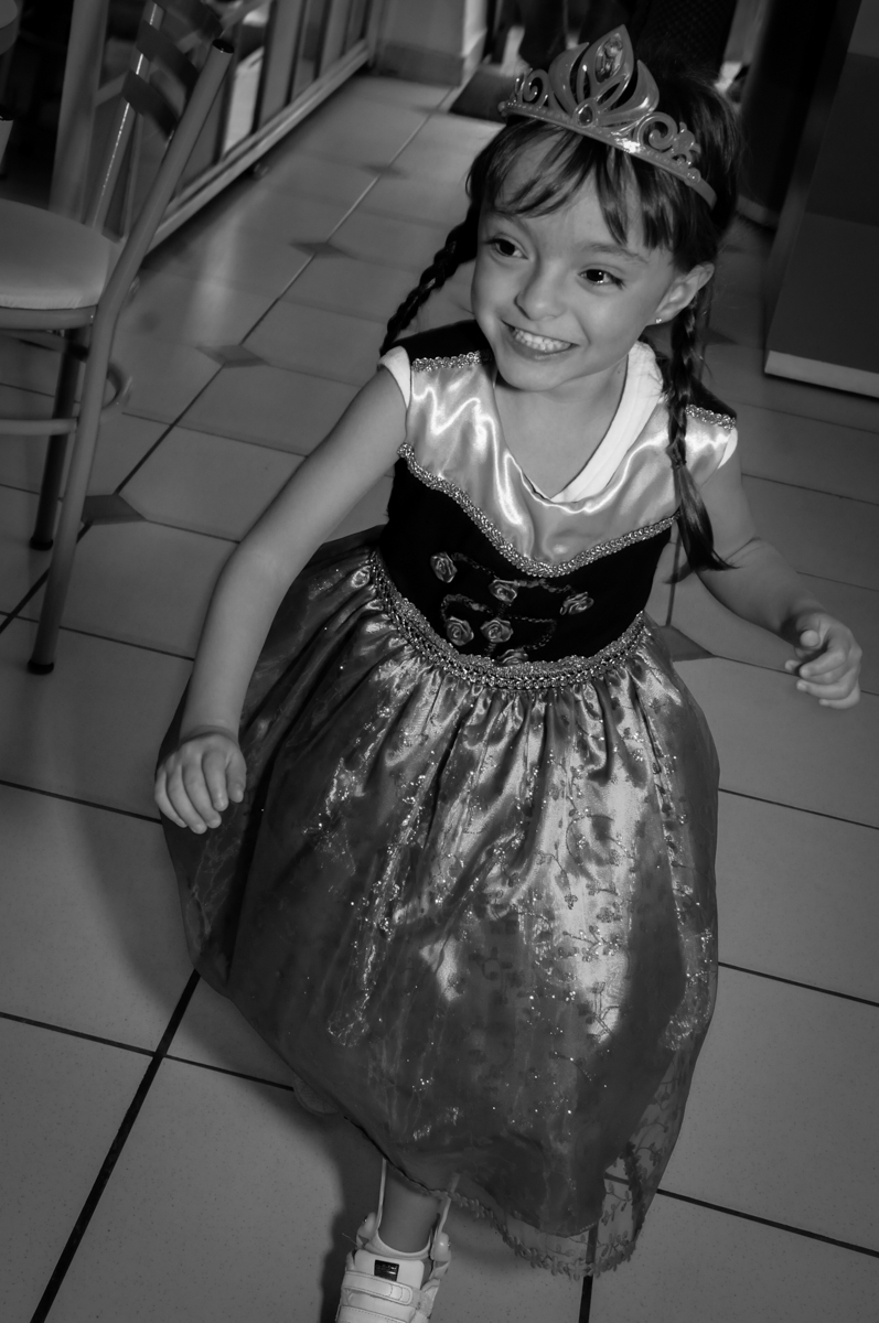 entrada da aniversariante na sua festa tema frozen  no Buffet Infantil Hary Happy, Morumbi, São Paulo