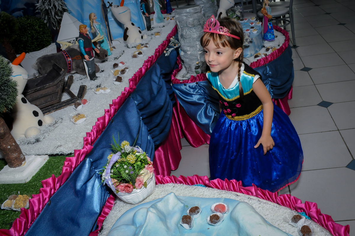 aniversariante feliz com a mesa tema frozen no Buffet Infantil Hary Happy, Morumbi, São Paulo