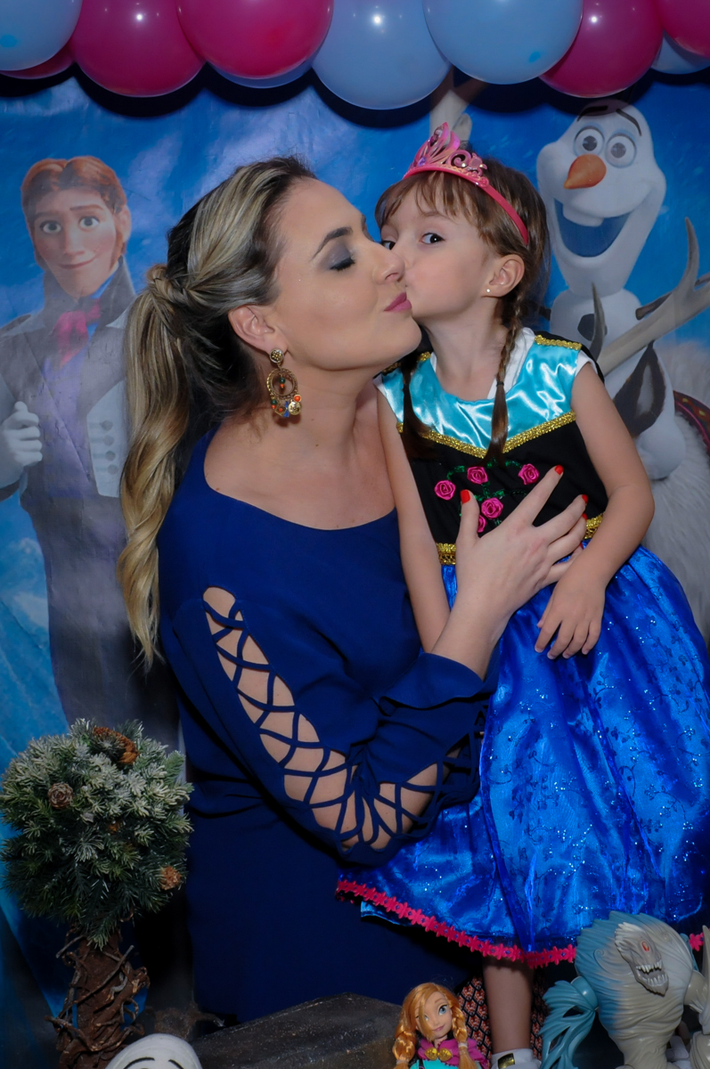 aniversariante ganha beijinho de sua mãe na sua festa de aniversário tema frozen no Buffet Infantil Hary Happy, Morumbi, São Paulo