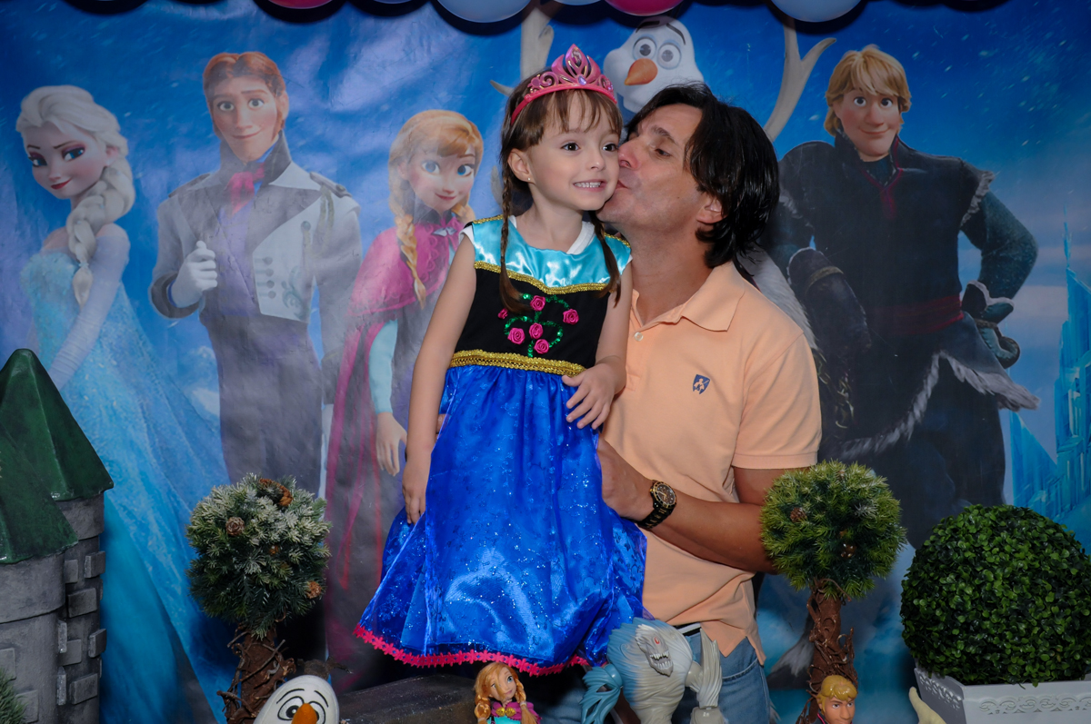 beijinho do papai na mesa decorada frozen no Buffet Infantil Hary Happy, Morumbi, São Paulo