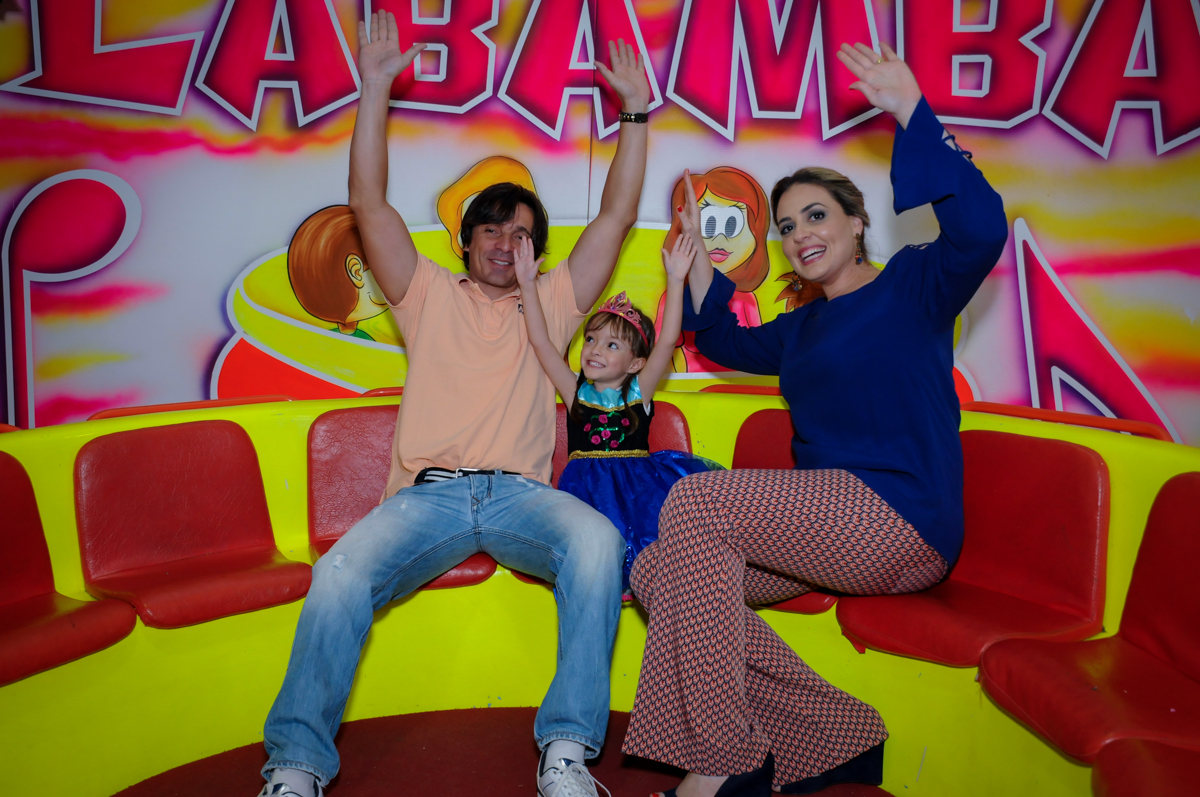 família se diverte no labamba no Buffet Infantil Hary Happy, Morumbi, São Paulo