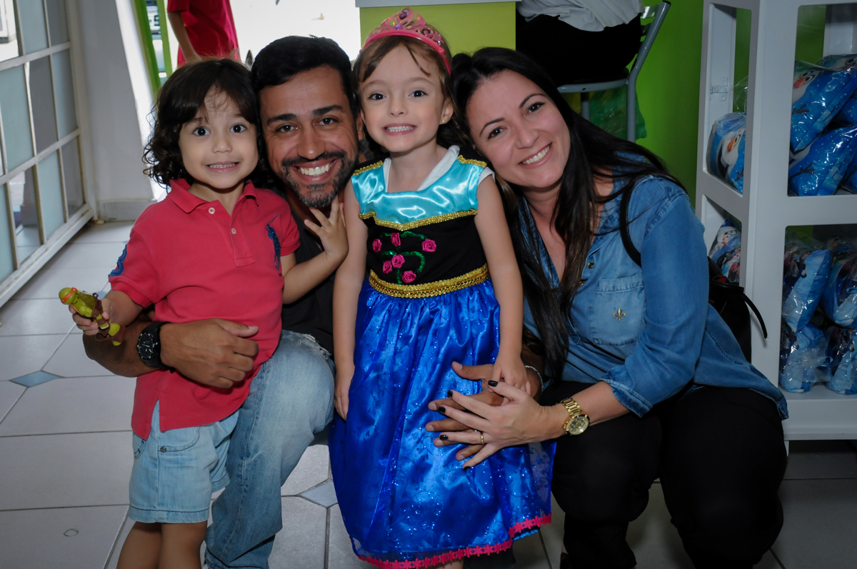 foto com os tios no Buffet Infantil Hary Happy, Morumbi, São Paulo