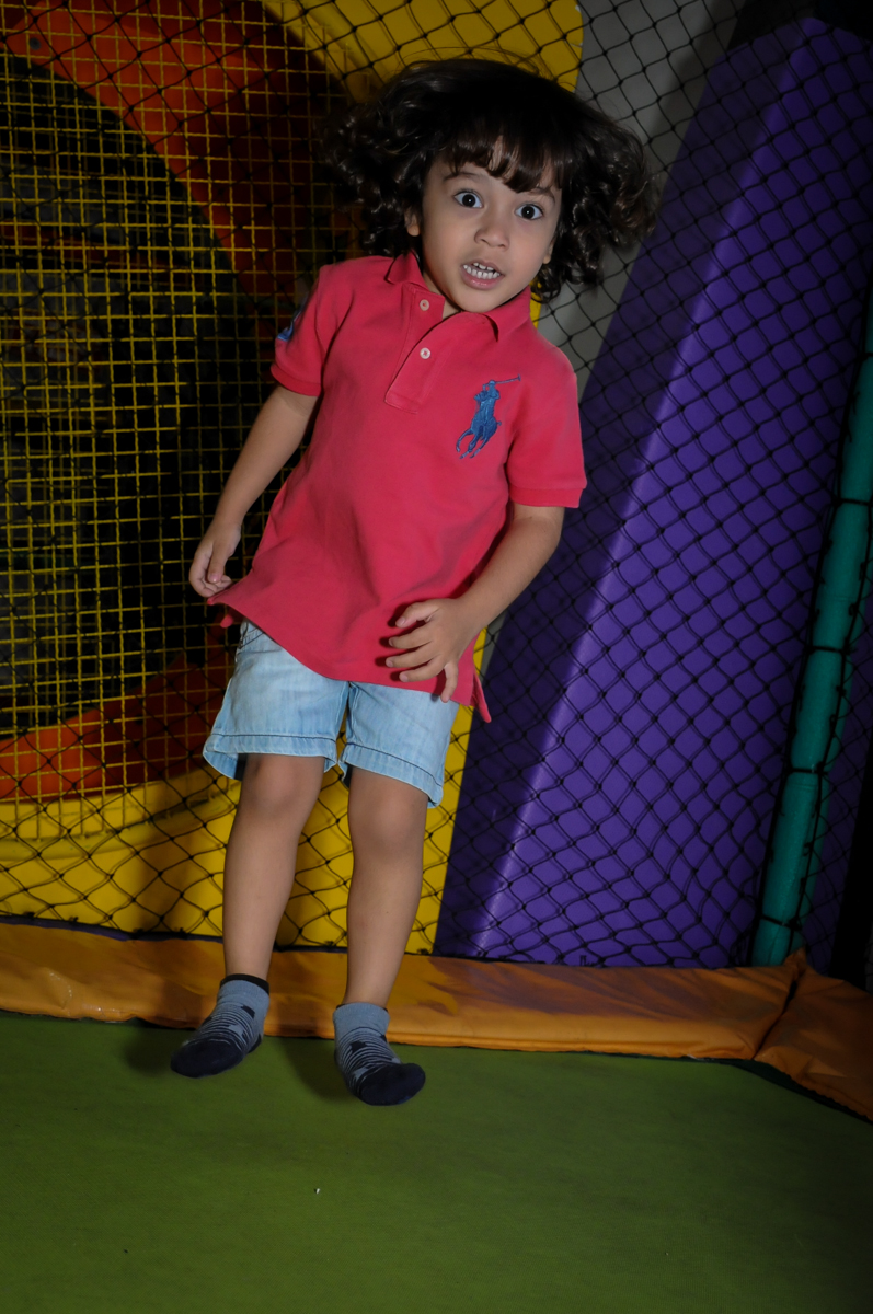 primo brinca no pula pula no Buffet Infantil Hary Happy, Morumbi, São Paulo