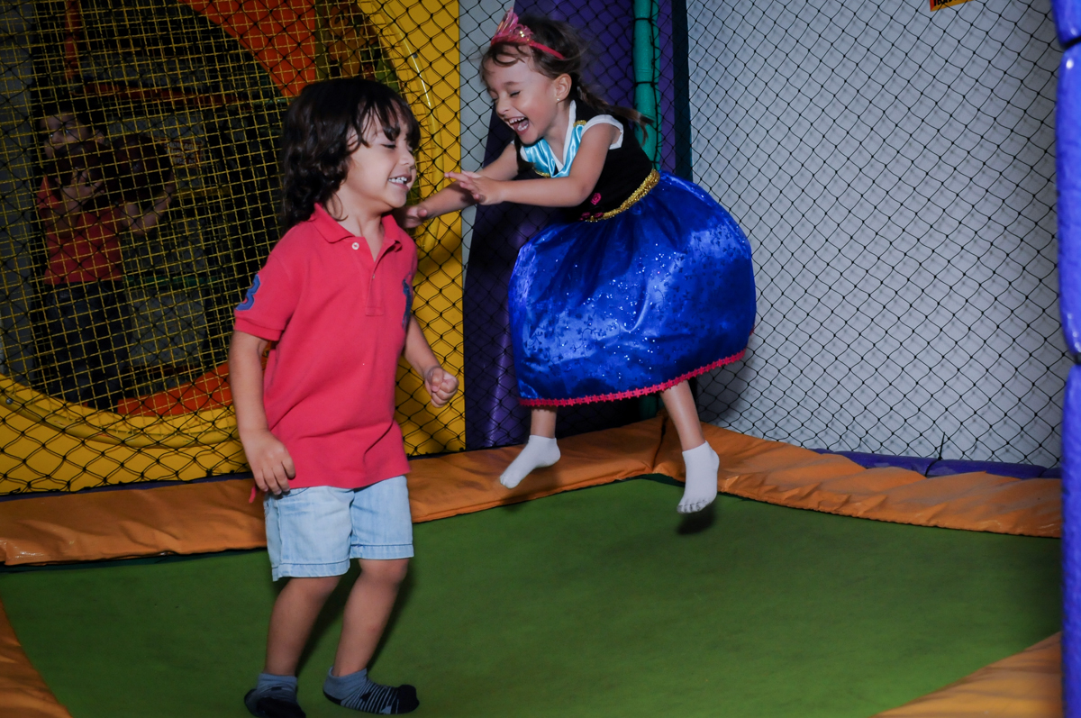 valentina com seu primo no pula pula no Buffet Infantil Hary Happy, Morumbi, São Paulo