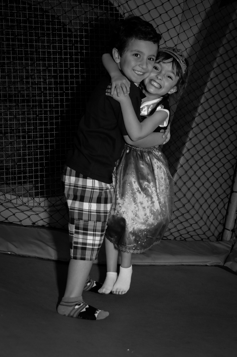 abraço gostoso em seu namoradinho no Buffet Infantil Hary Happy, Morumbi, São Paulo