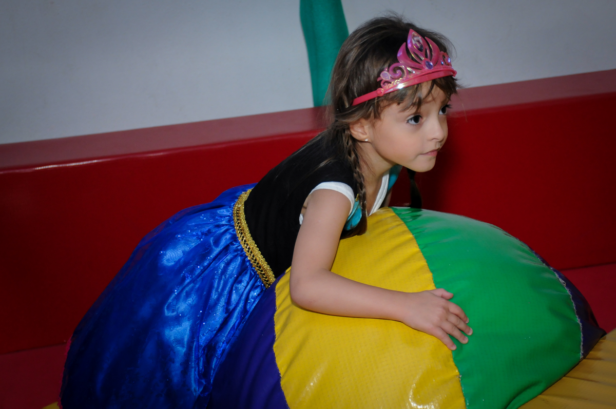 valentina brinca na área baby no Buffet Infantil Hary Happy, Morumbi, São Paulo