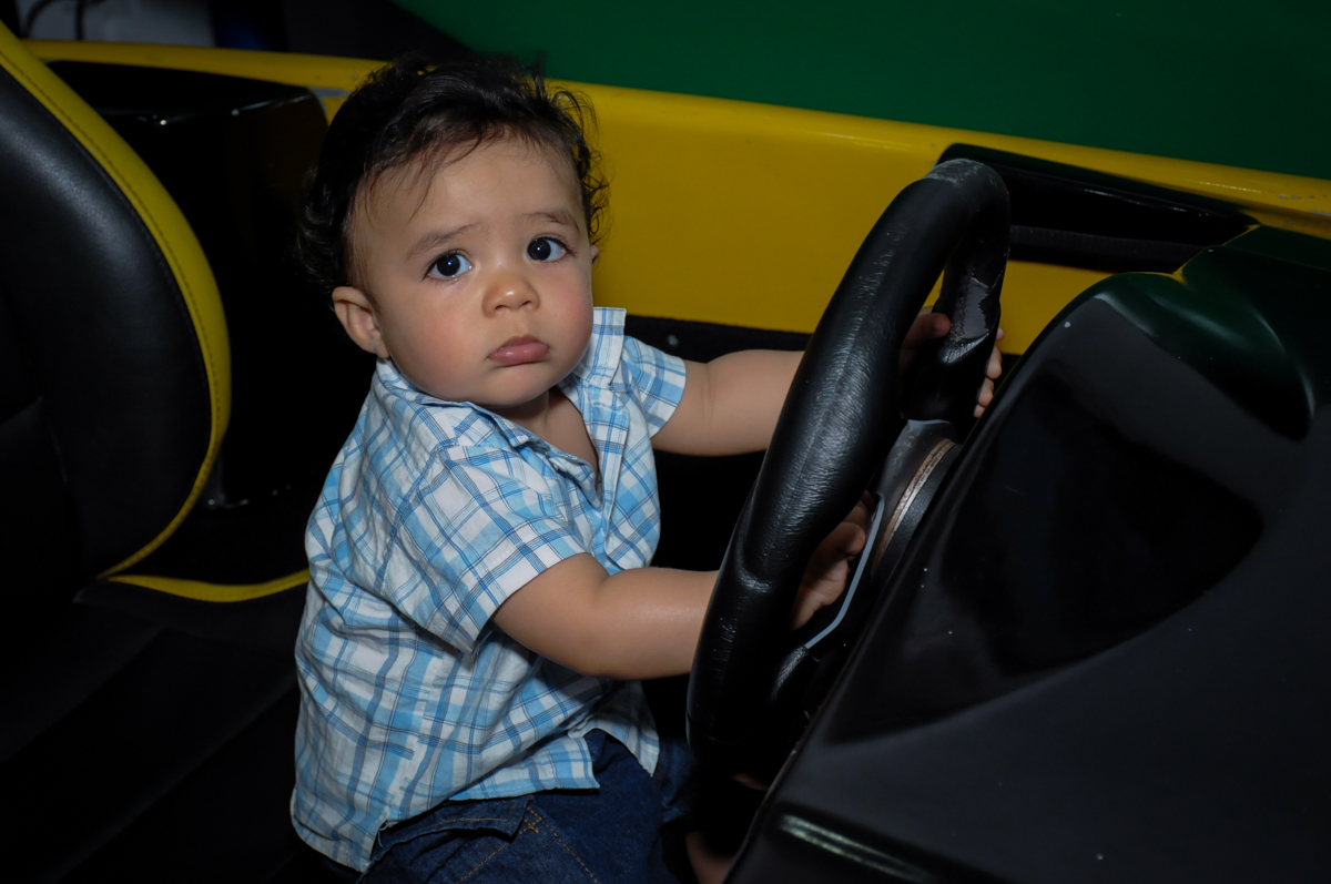 priminho brincando no carrinho no Buffet Infantil Hary Happy, Morumbi, São Paulo