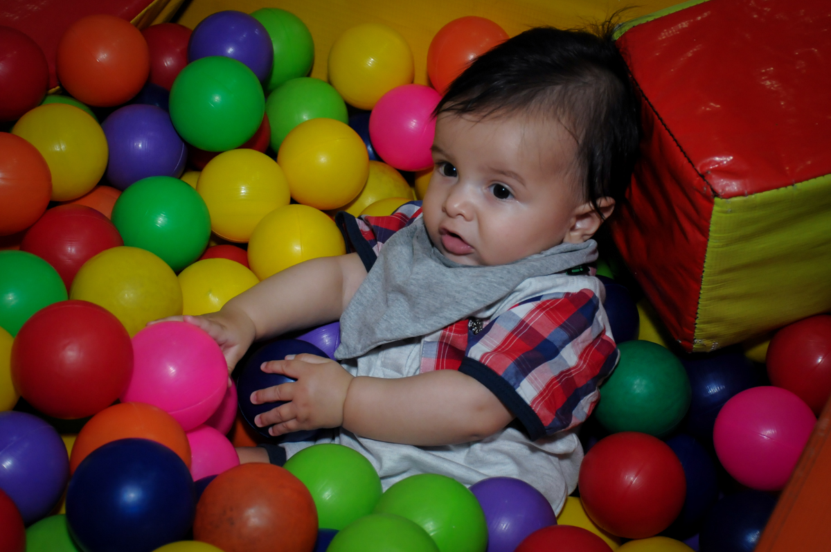 priminho na piscina de bolinha no Buffet Infantil Hary Happy, Morumbi, São Paulo