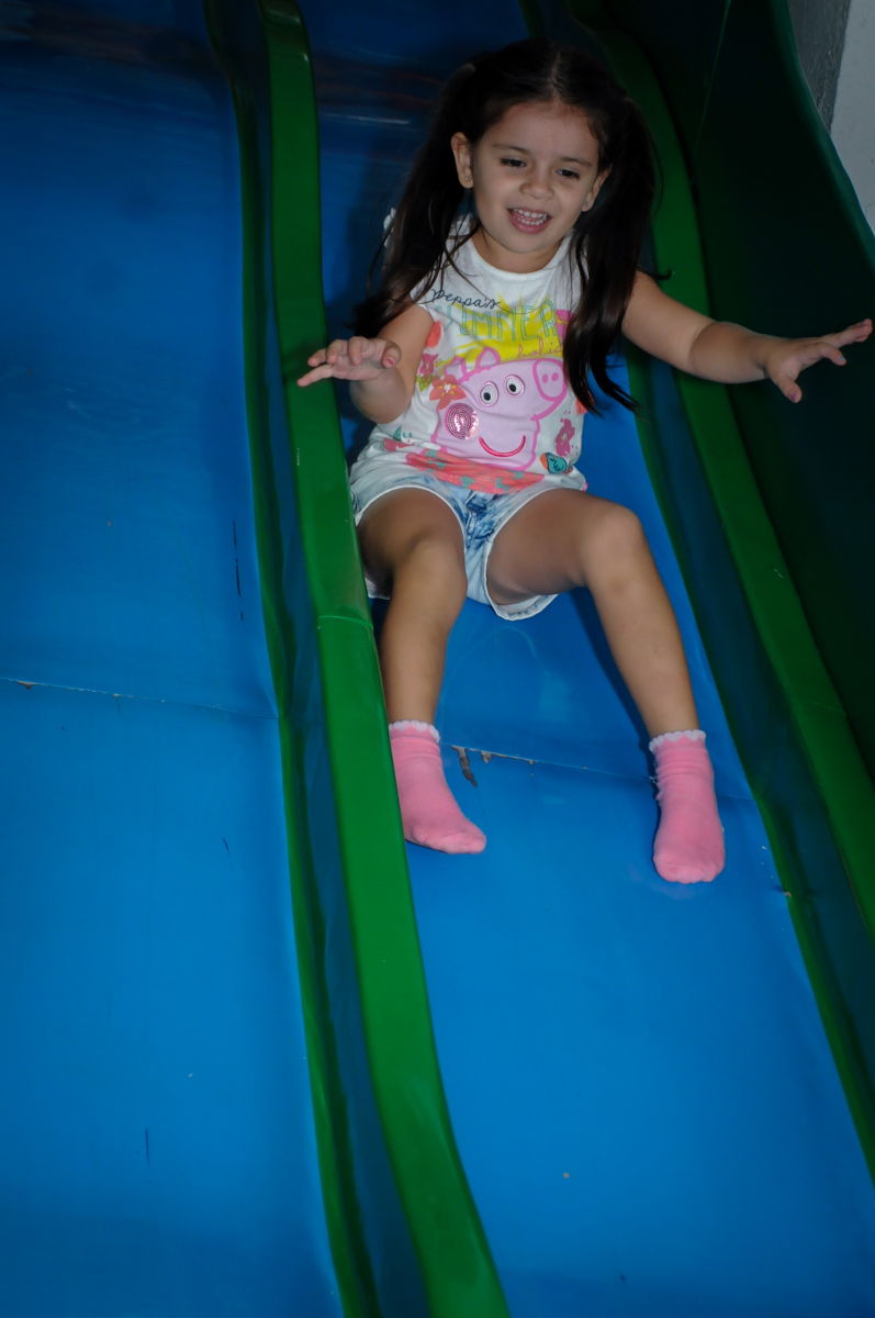 amiguinha no escorregador no Buffet Infantil Hary Happy, Morumbi, São Paulo