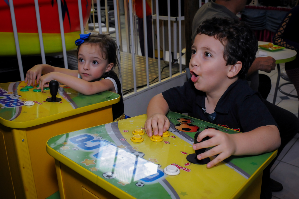 valentina brincando com seu namoradinho no game  no Buffet Infantil Hary Happy, Morumbi, São Paulo