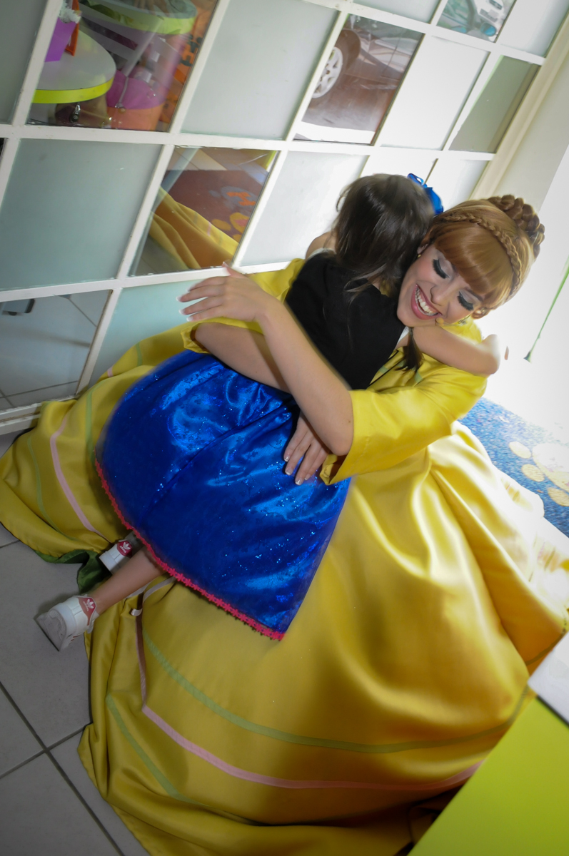 chegada da ana e elsa para o show na  festa da valentina no Buffet Infantil Hary Happy, Morumbi, São Paulo