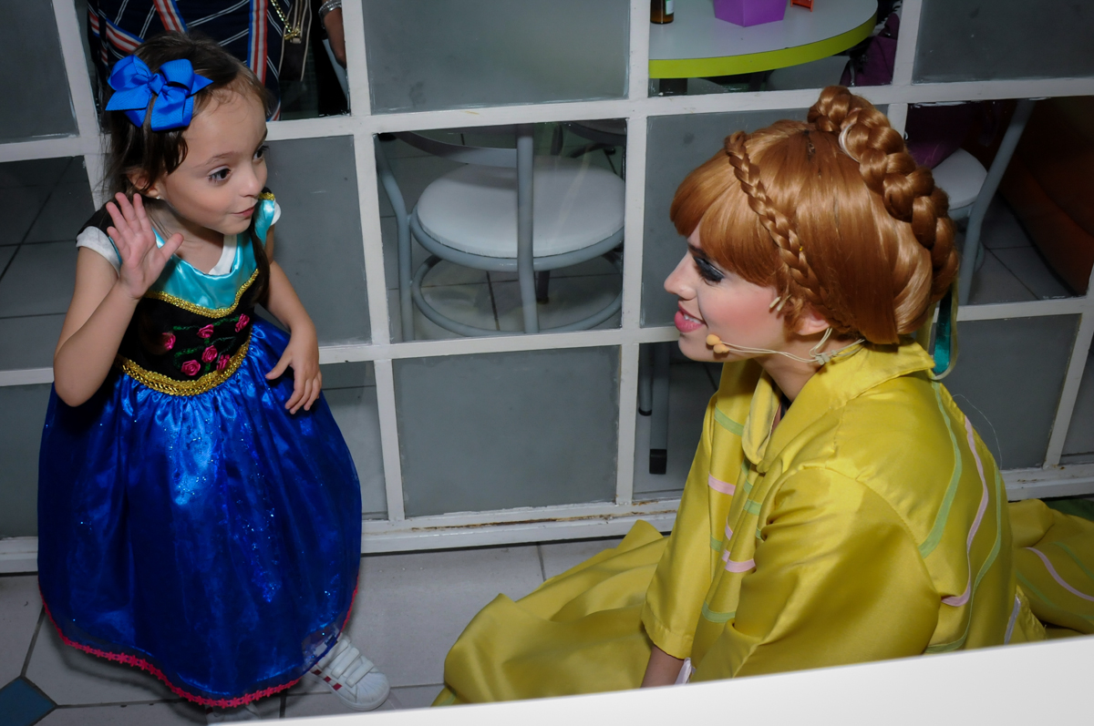 aniversariante feliz com a chegada da ana no Buffet Infantil Hary Happy, Morumbi, São Paulo