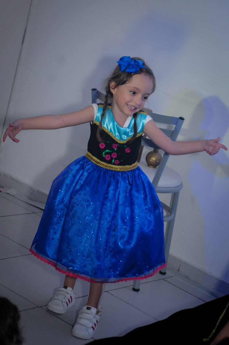 o show da frozen vai começar no Buffet Infantil Hary Happy, Morumbi, São Paulo