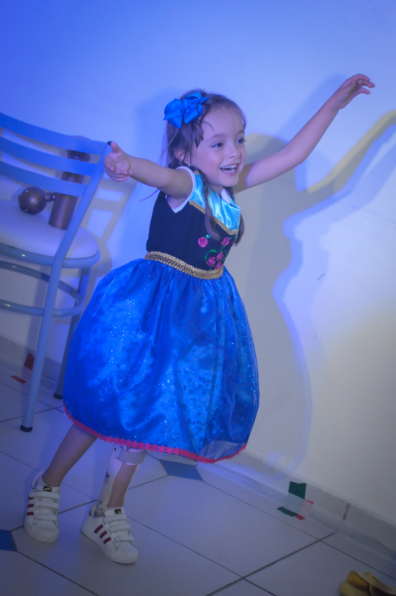 aniversariante participa do show no Buffet Infantil Hary Happy, Morumbi, São Paulo