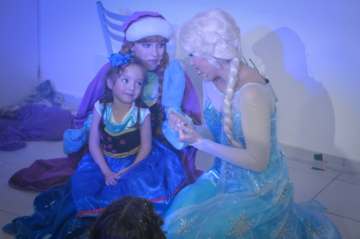 aniversariante canta com a frozen no Buffet Infantil Hary Happy, Morumbi, São Paulo