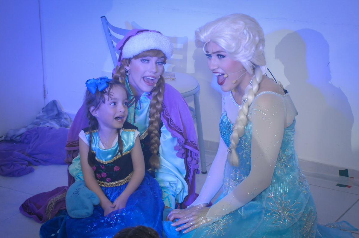 valentina participa do show da frozen  no Buffet Infantil Hary Happy, Morumbi, São Paulo