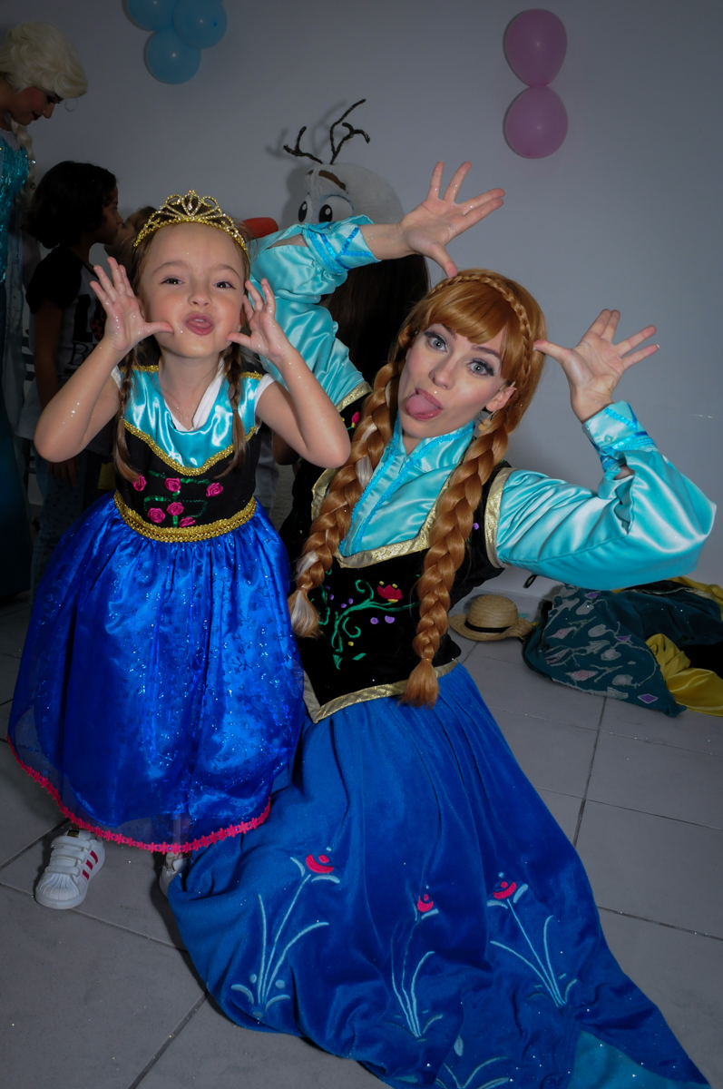 foto da aniversariante e da ana fazendo careta no Buffet Infantil Hary Happy, Morumbi, São Paulo