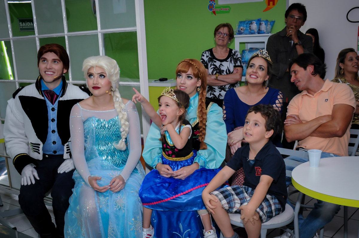 muita empolgação com as fotos da retrospectiva no Buffet Infantil Hary Happy, Morumbi, São Paulo