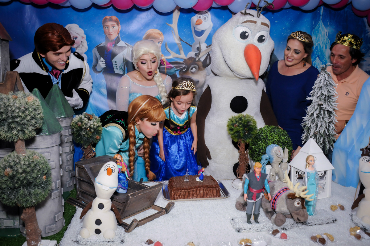 soprando a velinha do bolo tema frozen no Buffet Infantil Hary Happy, Morumbi, São Paulo