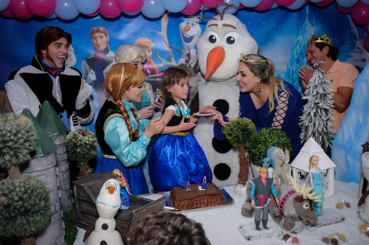 o primeiro pedaço de bolo no Buffet Infantil Hary Happy, Morumbi, São Paulo