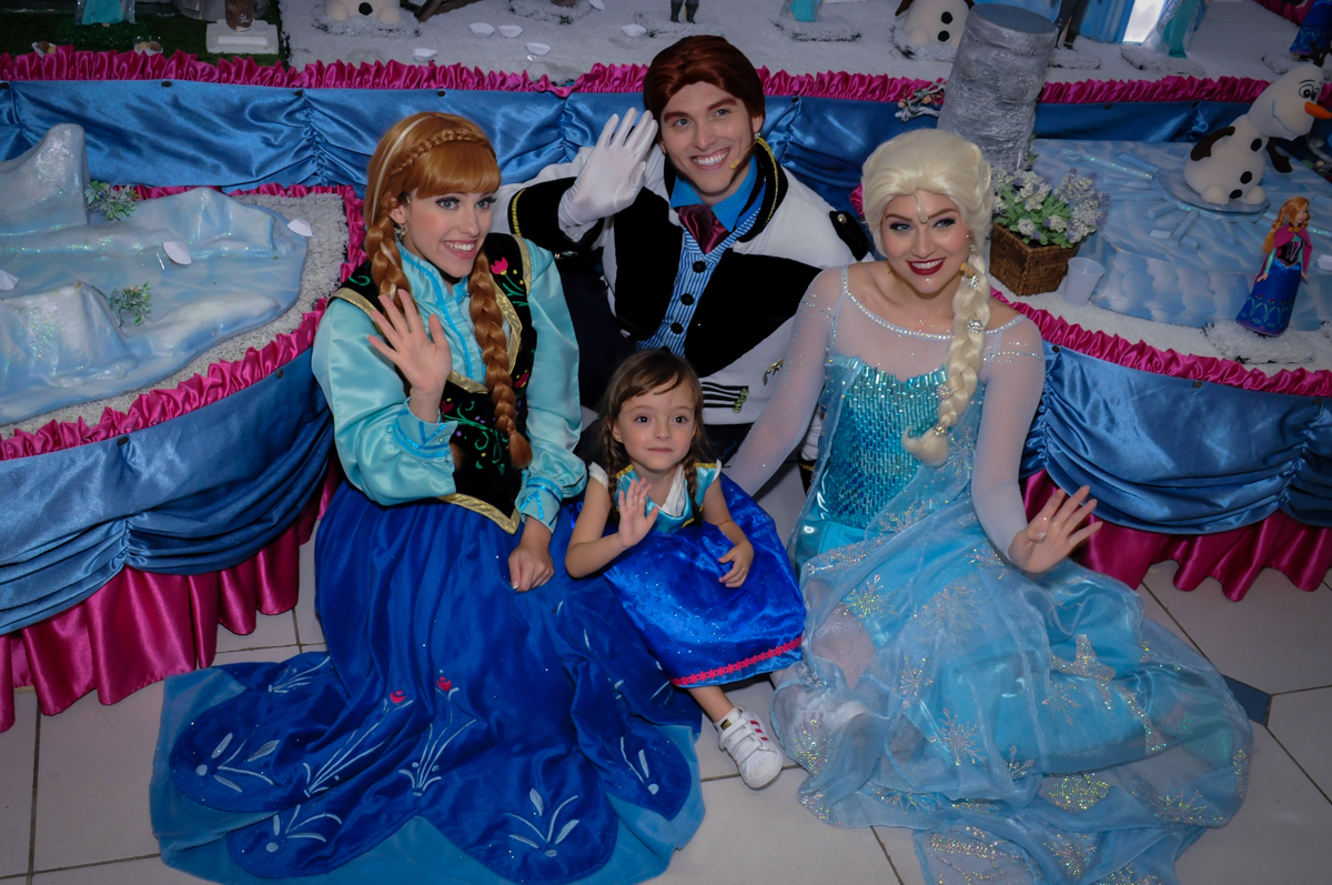 valentina juntamente com o pessoal do show da frozen dão thaw no Buffet Infantil Hary Happy, Morumbi, São Paulo