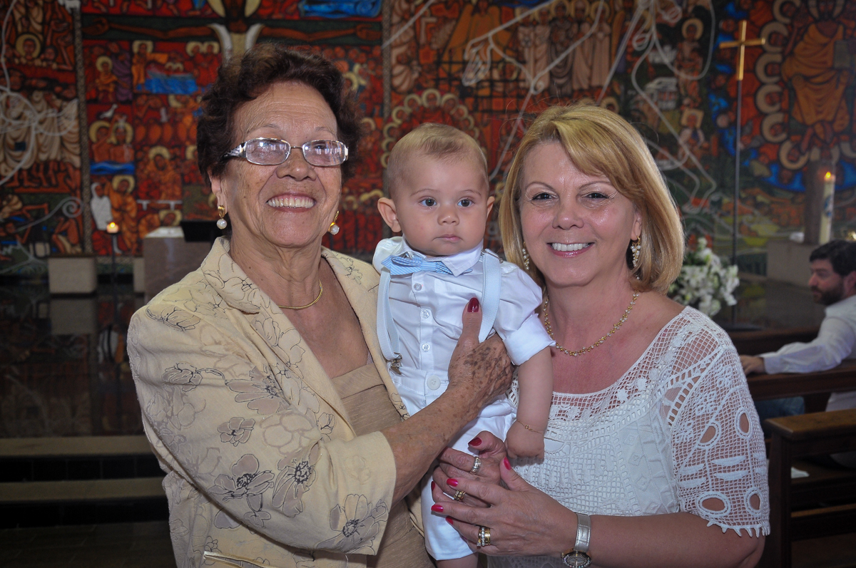 foto do bebê com as avós no Paróquia São Bento Morumbi