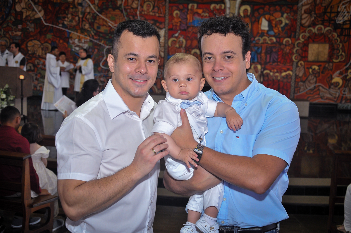 foto do pai e o padrinho no batizado do matheus no Paróquia São Bento Morumbi