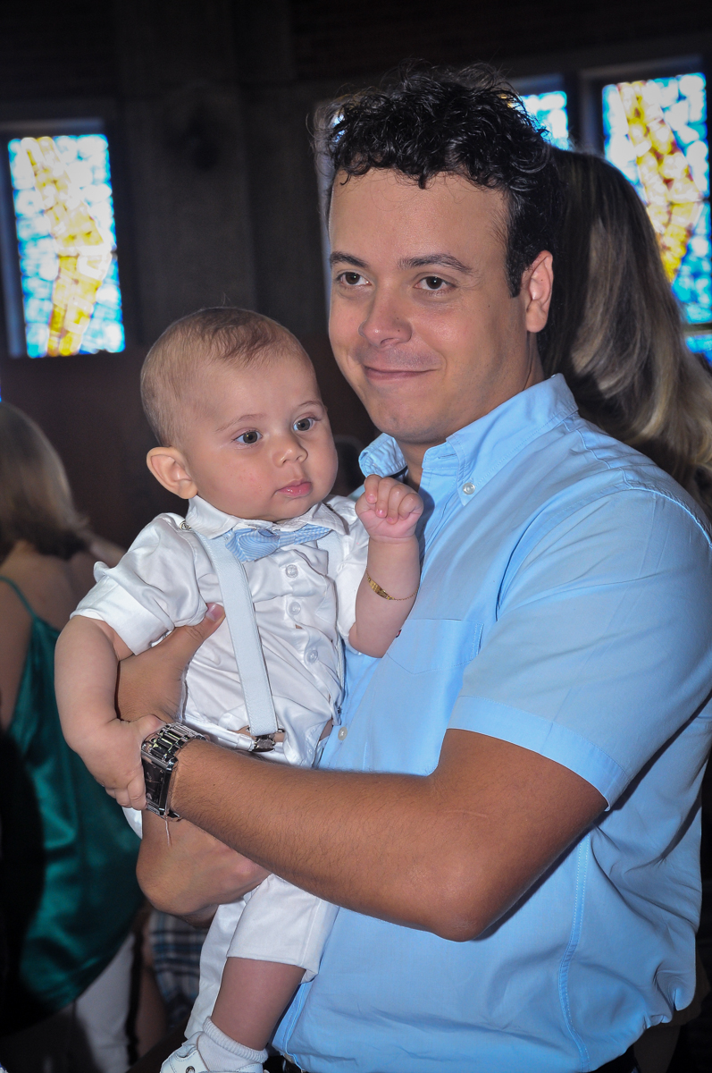 o afilhado no colo do padrinho no  Paróquia São Bento Morumbi