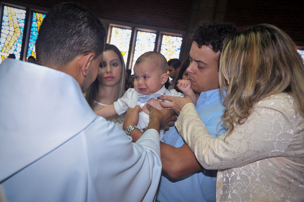 Matheus chora na hora d cerimônia de baizado no Paróquia São Bento Morumbi