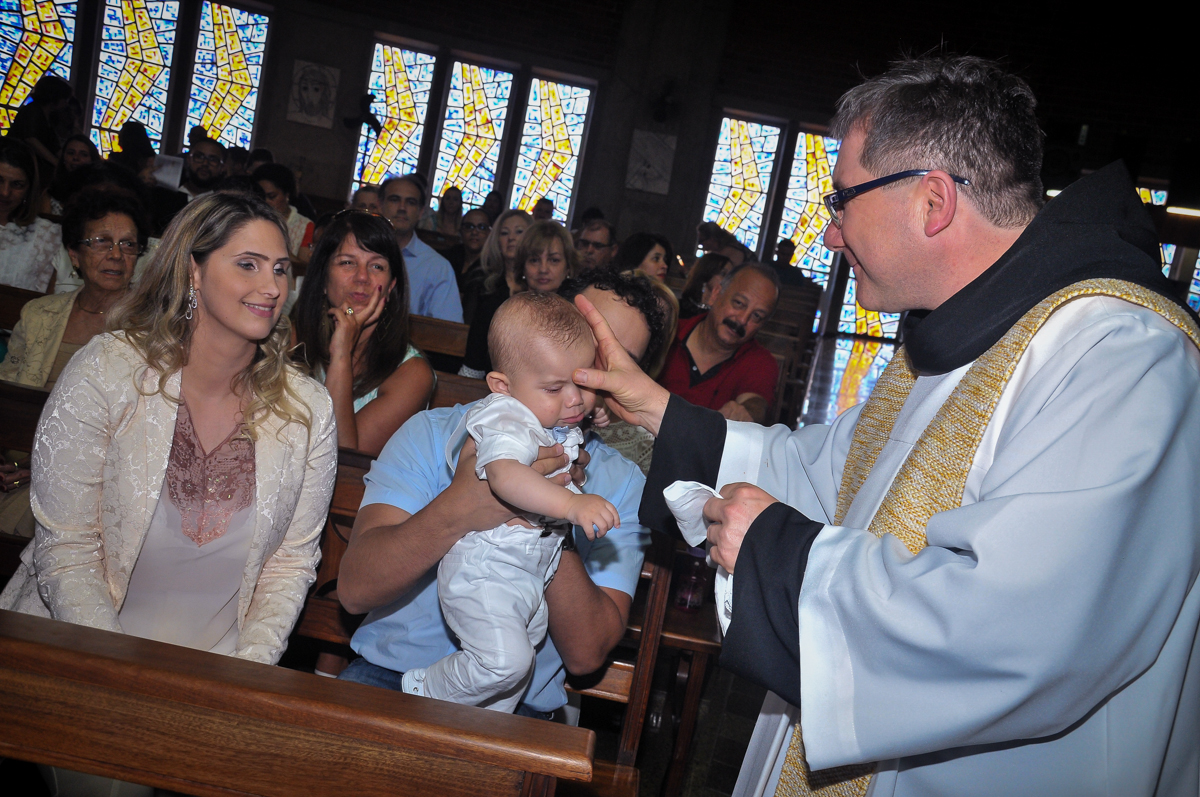 fazendo o sinal da cruz na testa do Matheus no Paróquia São Bento Morumbi