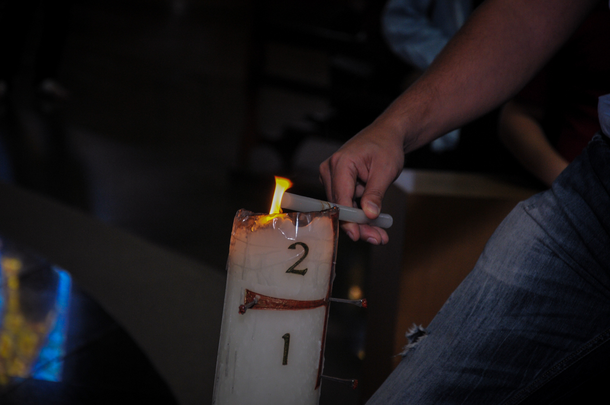 acendendo a vela do batizado do Matheus no Paróquia São Bento Morumbi