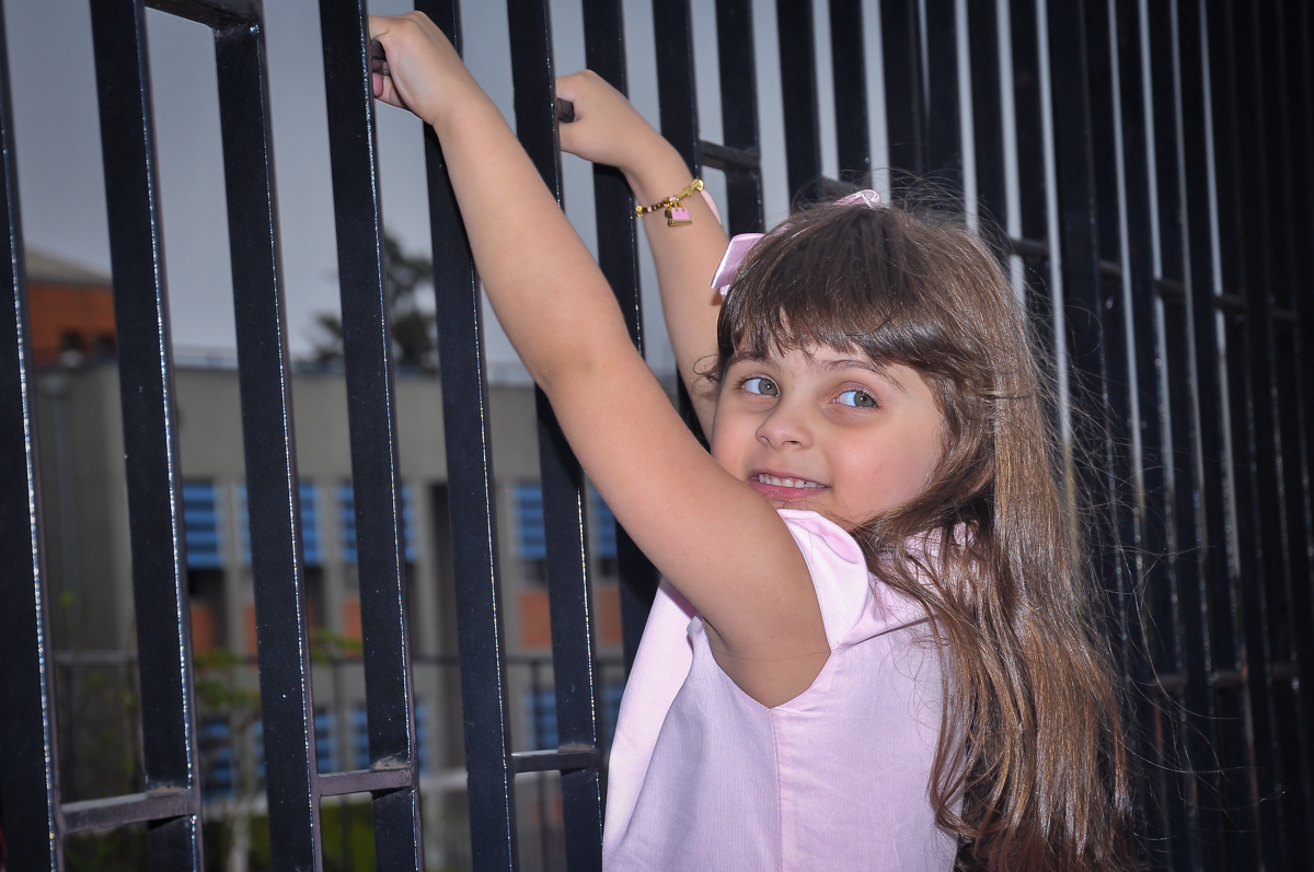 A prima do Matheus se diverte na comemoração do batizado na festa do Matheus no condomínio